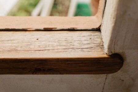 窓枠に使われているのは100年前の古木