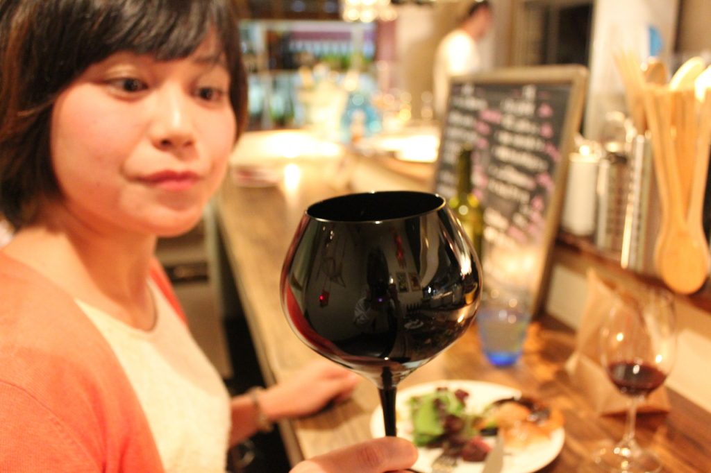 ティスティング用の黒いワイングラス