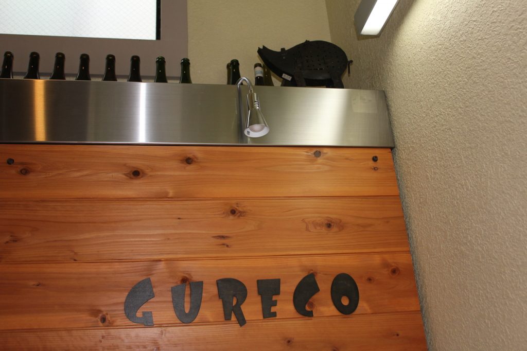 GURECO　看板の上のブタのオブジェ