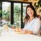 小山美智代さんがパンケーキを持っているシーン