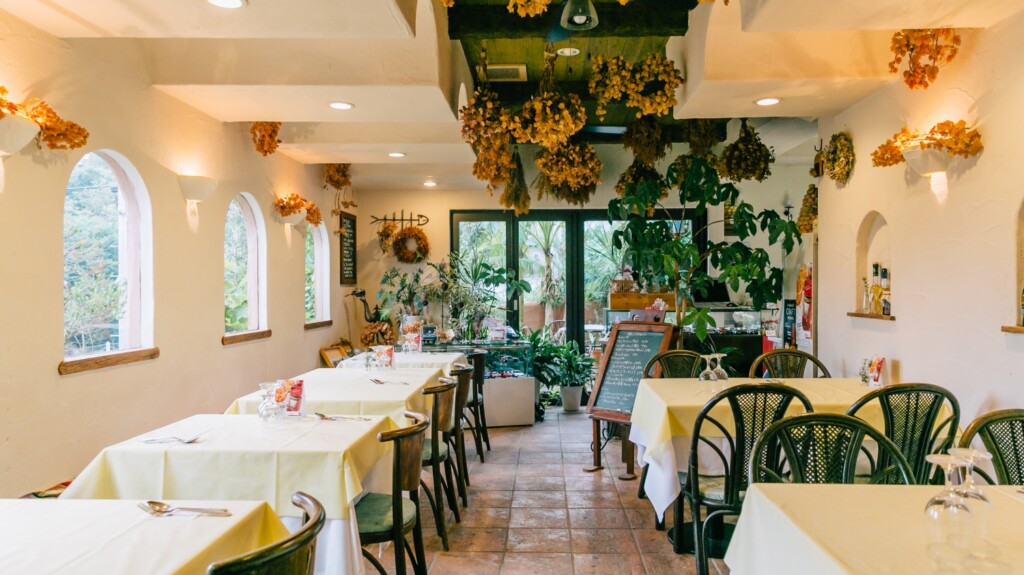 店内の床にもテラコッタを敷き詰めている