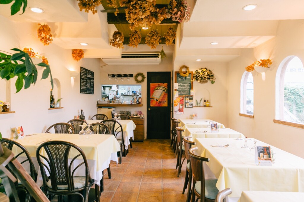 窓からやさしい光が差し込む店内