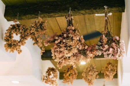 天井にはシェフの奥様が作ったリースが