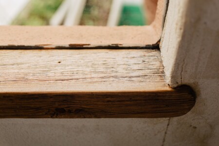 窓枠に使われているのは100年前の古木