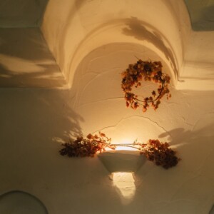 スタッコと一体化した間接照明は植木鉢を使用